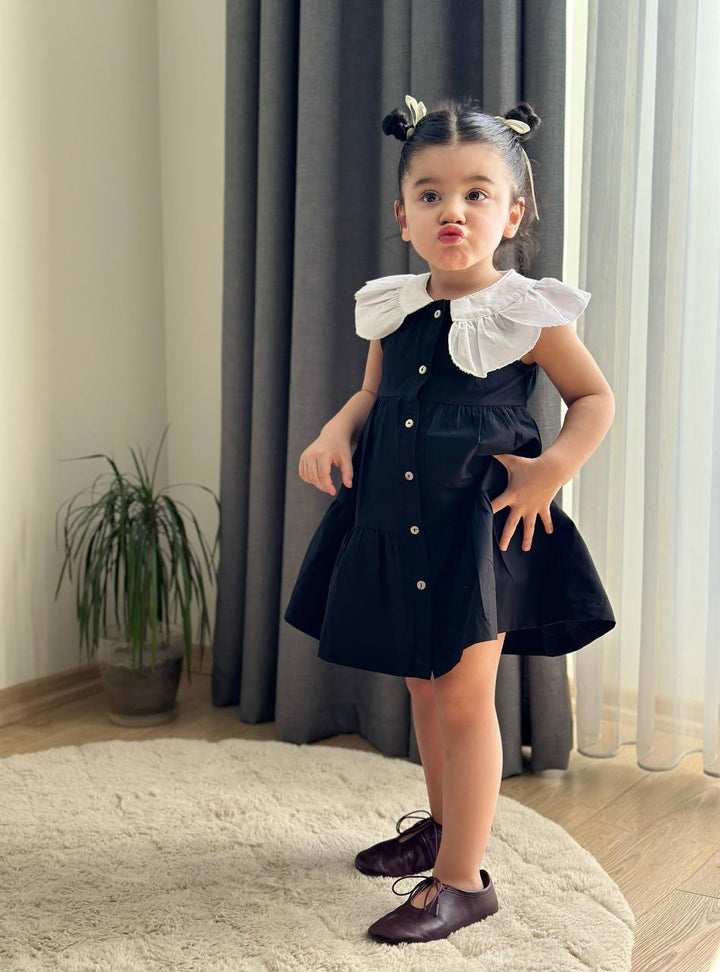 Mini Classy - Siyah Düğmeli Fırfırlı Elbise